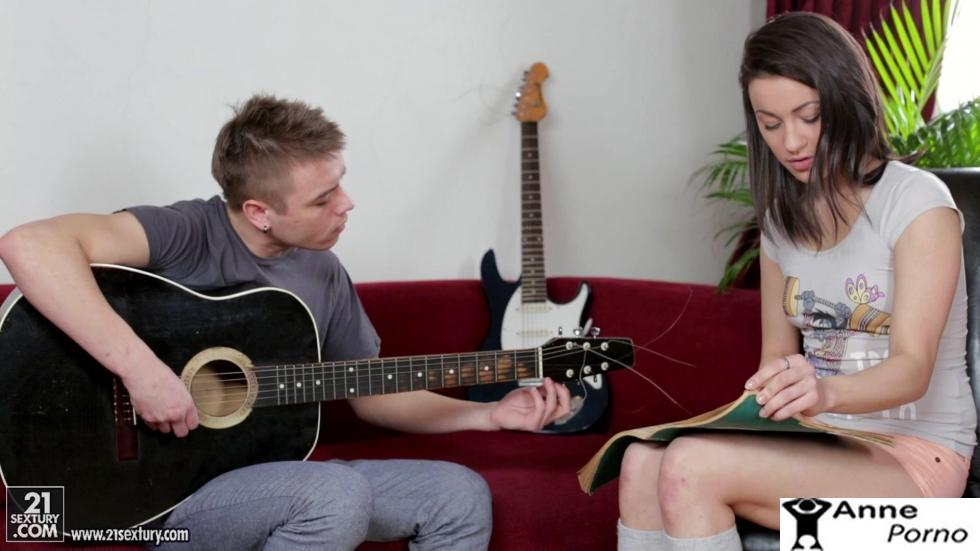 Zayıf Kızın Götünü Dolduruyor