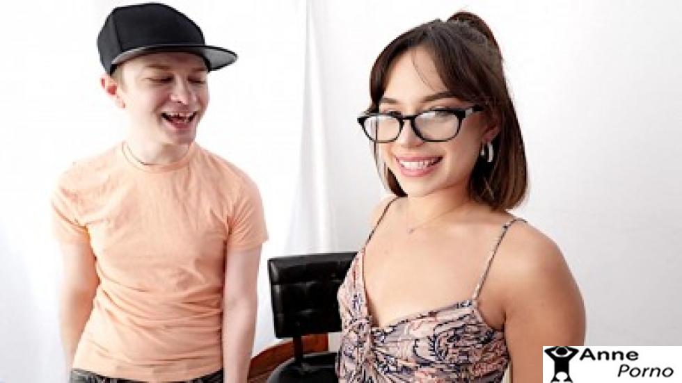 Küçük Memeli Bal Amcıklı Genç Kızın İlk Pornosu