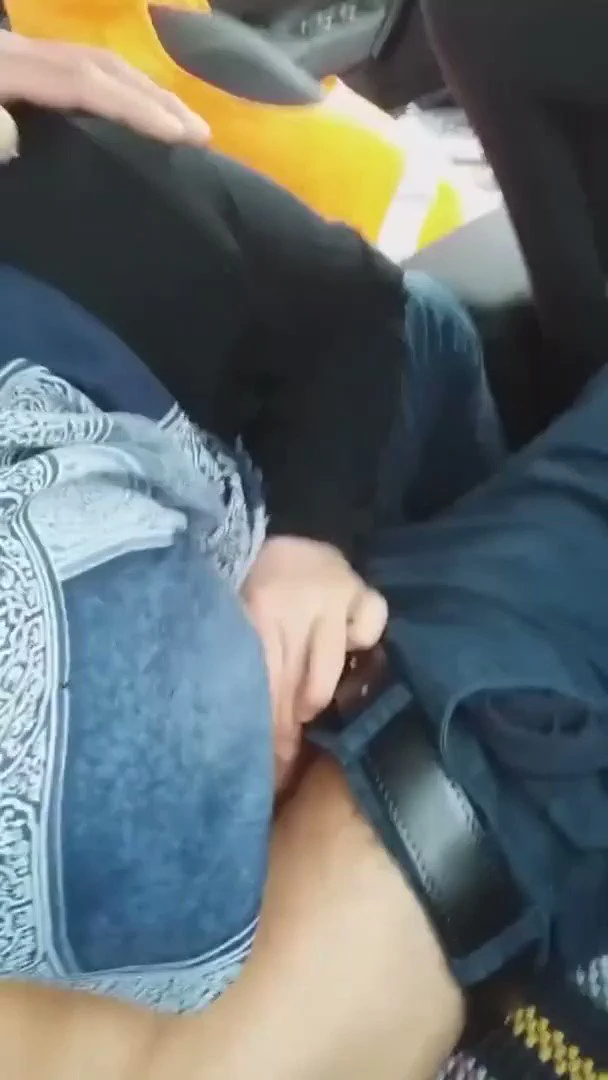 Türbanlı Kadın Arabada Saksoya Yatıyor