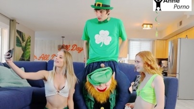 Kız Kardeşi Ve Kankasını Sikiyle Kovalayan Bi Deri Bi Kemik Çocuk