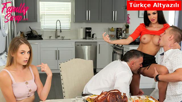 Araları Bozuk Olan Evlatlarını Barıştırmak İçin Sikiştiren Ebeveynler