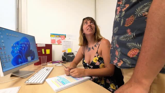 Terfi Almak İçin Patronun Sikini Sömüren Olgun Sekreter