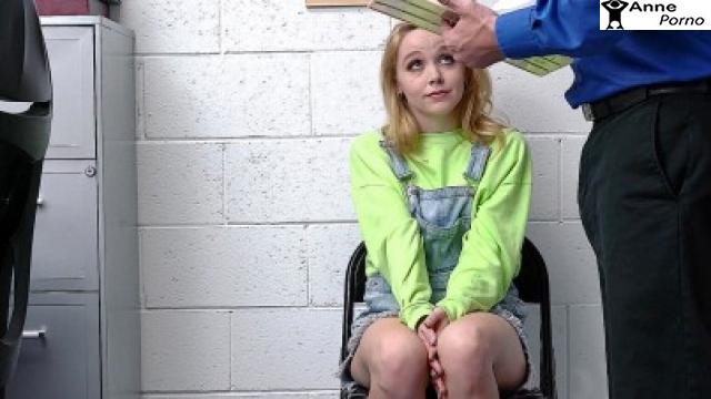 Hırsızlık Yaptığı İçin Genç Sarışını Ağlatarak Sikiyorlar