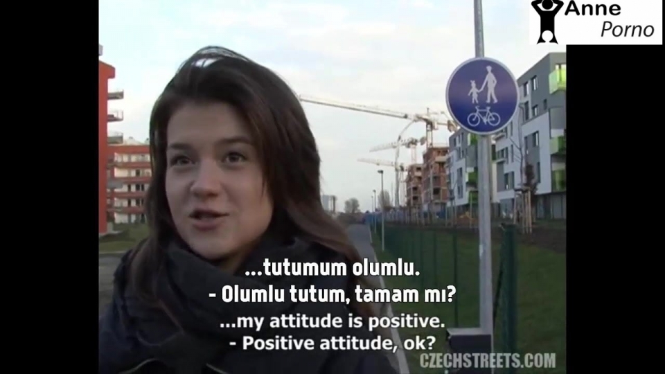 Erkek Arkadaşı Olmasına Rağmen Sokakta Röportaj Ayağına Siktirdi