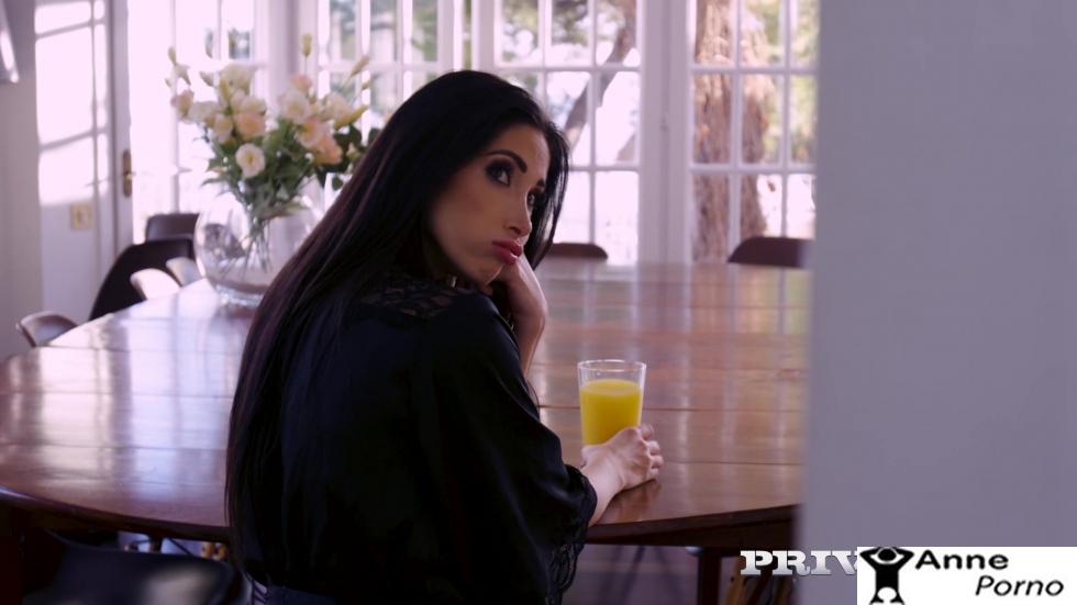 Üvey Kardeşinin Tatlı Göğüsleri Ensest ilişkiyi Çağırıyor