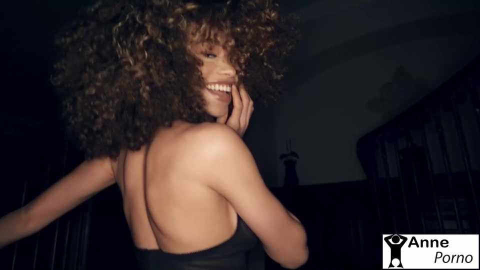 Seksi Kıvırcık Brezilyalı Hatuna Sert Siyah Yarrak