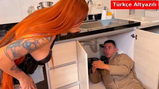 Mutfak Musluğunu Tamir Etmeye Gelen Ustaya Ödemeyi Amıyla Yapıyor