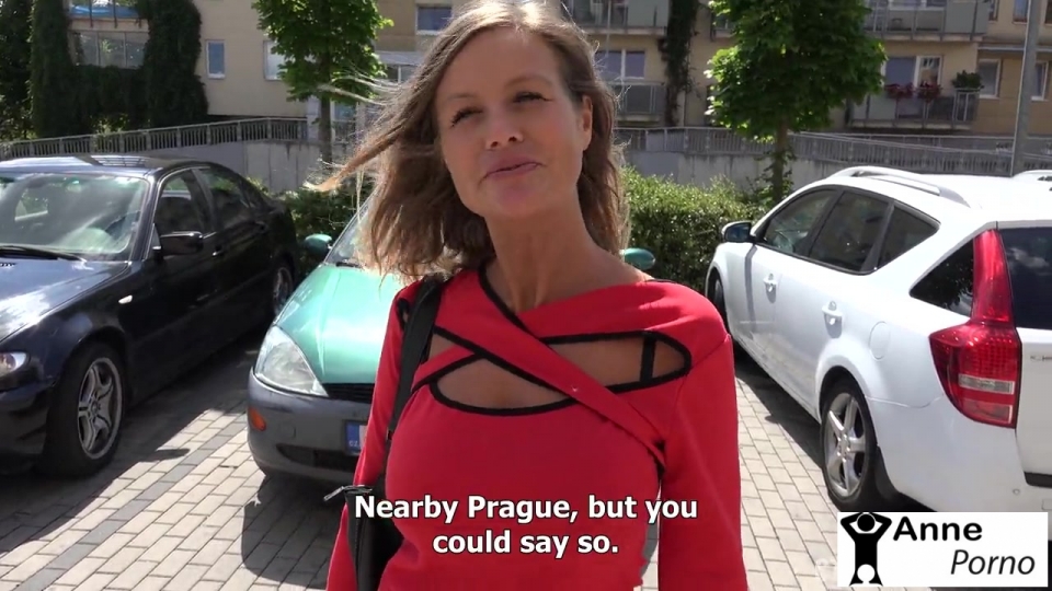 Tren istasyonunda Milf Czech Parayla Soyunup Siktiriyor